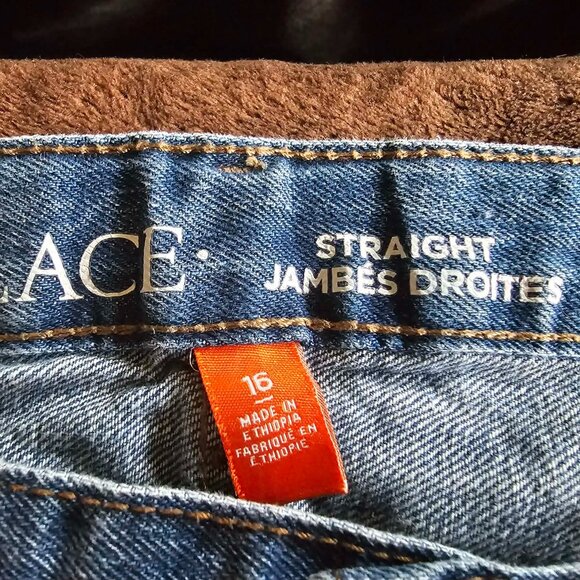 The Children’s Place Boys Jeans Size 16 – Straight Fit Classic Blue Denim - Picture 3 of 3